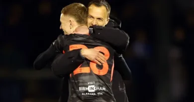 Le manager de Birmingham, Chris Davies, câlins le buteur Jay Stansfield