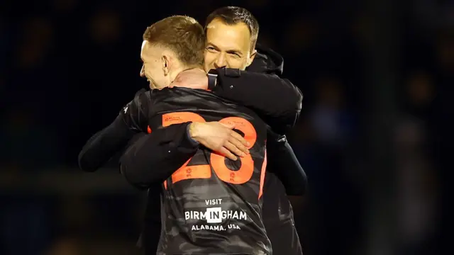 Le manager de Birmingham, Chris Davies, câlins le buteur Jay Stansfield