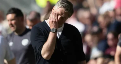 Le manager de Motherwell, Michael Wimmer, a l'air découragé lors d'un match de Premiership de William Hill entre Heart of Midlothian et Motherwell à Tynecastle Park