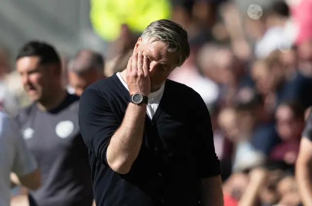 Le manager de Motherwell, Michael Wimmer, a l'air découragé lors d'un match de Premiership de William Hill entre Heart of Midlothian et Motherwell à Tynecastle Park