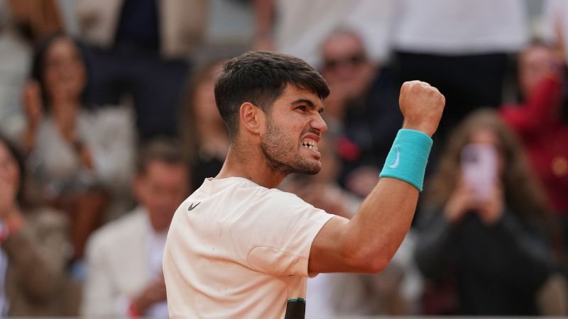 Carlos Alcaraz remporte Roland Garros, terminant le retour historique de deux sets pour vaincre Jannik Sinner dans la finale masculine