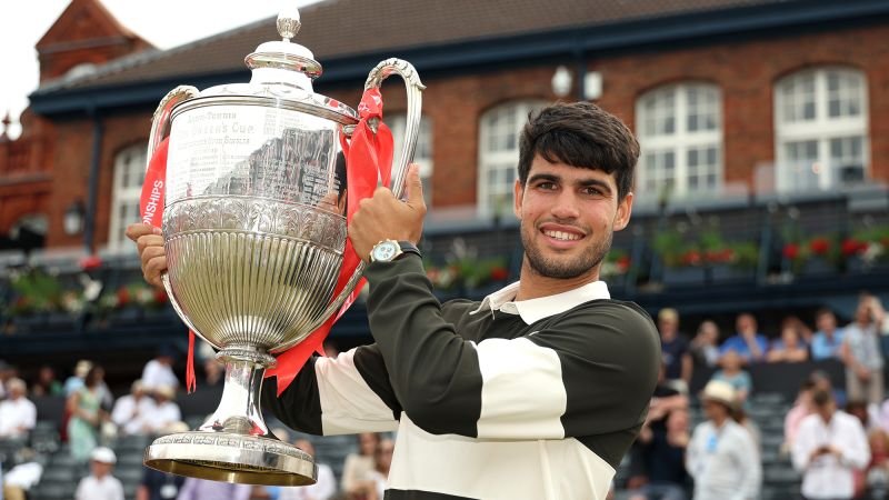 Carlos Alcaraz bat Jiří Lehečka pour conserver le titre du club Queen et le statut de ciment en tant que favori de Wimbledon