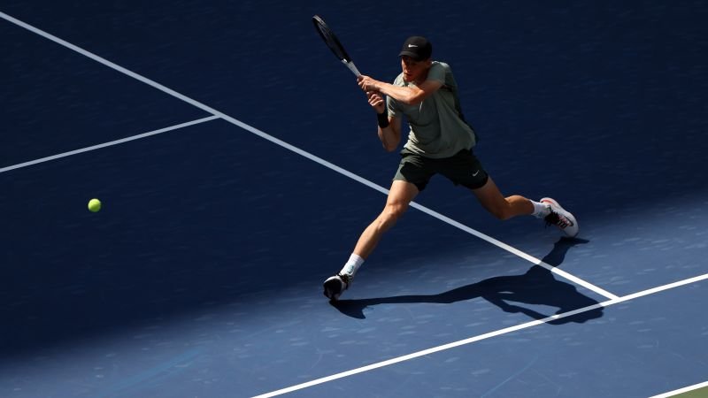 Jannik Sinner se qualifie à l’US Open, son premier match depuis l’annonce de la décision dans une affaire de dopage